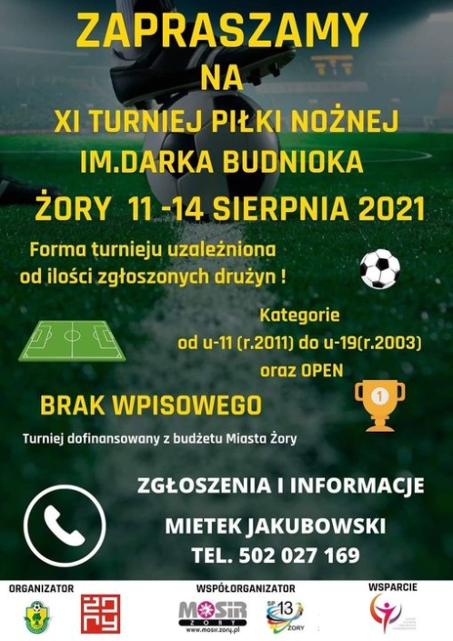 Plakat zapowiadający turniej piłki nożnej, na dole logotypy partnerów, w tle przyciemnione zdjęcie murawy piłkarskiej