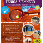 Na plakacie zapowiedź szkółki tenisa ziemnego, w tle pomarańczowe zdjęcie kortu z rakietą, z boku małe zdjęcia z podglądem na zajęcia