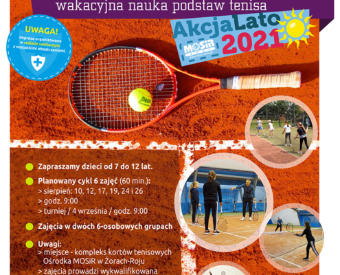 Na plakacie zapowiedź szkółki tenisa ziemnego, w tle pomarańczowe zdjęcie kortu z rakietą, z boku małe zdjęcia z podglądem na zajęcia