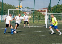 na zdjęciu piłkarze na murawie boiska grający w piłkę nożną