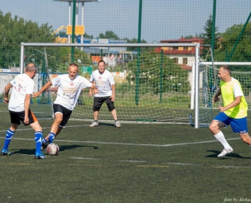 na zdjęciu piłkarze na murawie boiska grający w piłkę nożną
