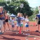 na zdjęciu grupka dzieci podczas konkurencji na boisku sportowym