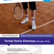 Na plakacie zapowiedź turnieju tenisa ziemnego, u góry logo Akcji Lato 2021, w środku zdjęcie przedstawiające zawodnika z rakietą na korcie - od pasa w dół
