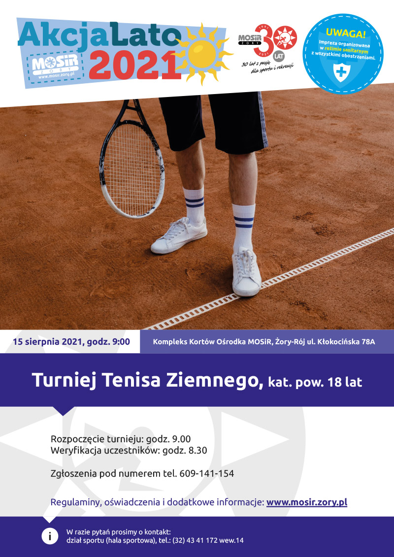 Na plakacie zapowiedź turnieju tenisa ziemnego, u góry logo Akcji Lato 2021, w środku zdjęcie przedstawiające zawodnika z rakietą na korcie - od pasa w dół