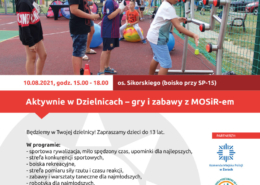 Na plakacie zapowiedź zajęć w dzielnicach, u góry logo Akcji Lato 2021, w środku zdjęcie przedstawiające konkurencje sportowe na boisku