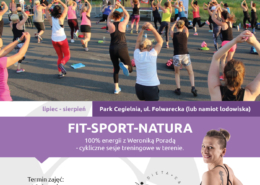 Na plakacie zapowiedź zajęć fitness, u góry logo Akcji Lato 2021, w środku zdjęcie przedstawiające zajęcia fitness w parku cegielnia