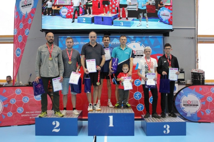 na zdjęciu grupowym na podium zwycięzcy turnieju tenisa stołowego