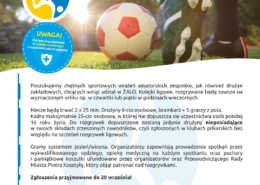 na plakacie informacje o naborze do ligi piłki nożnej, u góry zdjęcie piłki i buta na murawie piłkarskiej