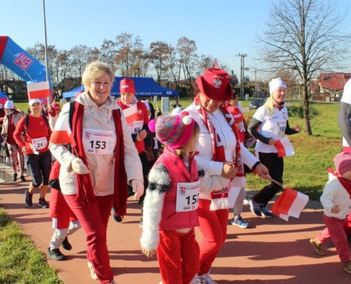 na zdjęciu start biegu w Parku Cegielnia, zawodnicy w barwach biało-czerwonych