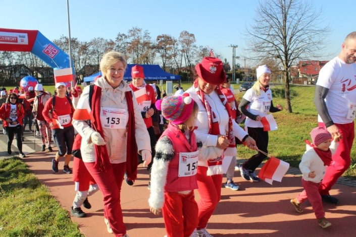 na zdjęciu start biegu w Parku Cegielnia, zawodnicy w barwach biało-czerwonych