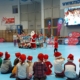 na zdjęciu dzieci w hali sportowej na spotkaniu z Mikołajem