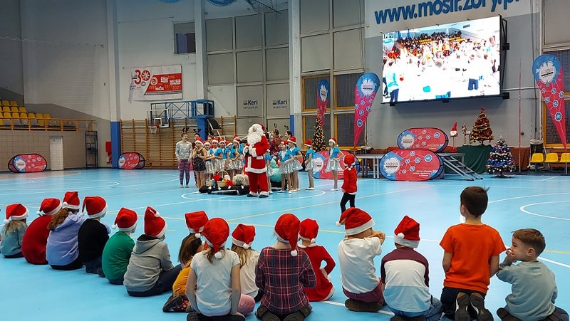 na zdjęciu dzieci w hali sportowej na spotkaniu z Mikołajem