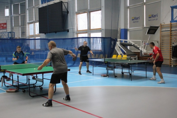 na zdjęciu rozgrywki tenisa stołowego w hali sportowej