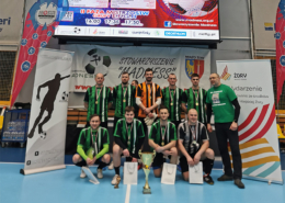 na zdjęciu zwycięska drużyna turnieju futsala w hali sportowej z nagrodami