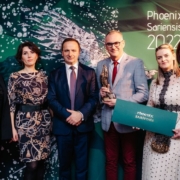 na zdjęciu grupowym przedstawiciele mosir wraz z prezydentem miasta żory z nagrodą phoenix sariensis