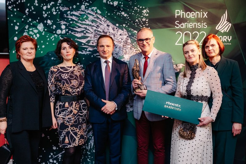 na zdjęciu grupowym przedstawiciele mosir wraz z prezydentem miasta żory z nagrodą phoenix sariensis