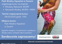 na plakacie na niebieskim tle informacje o kursie na ratownika wodnego, z boku zdjęcie biegnącego ratownika nad wodą