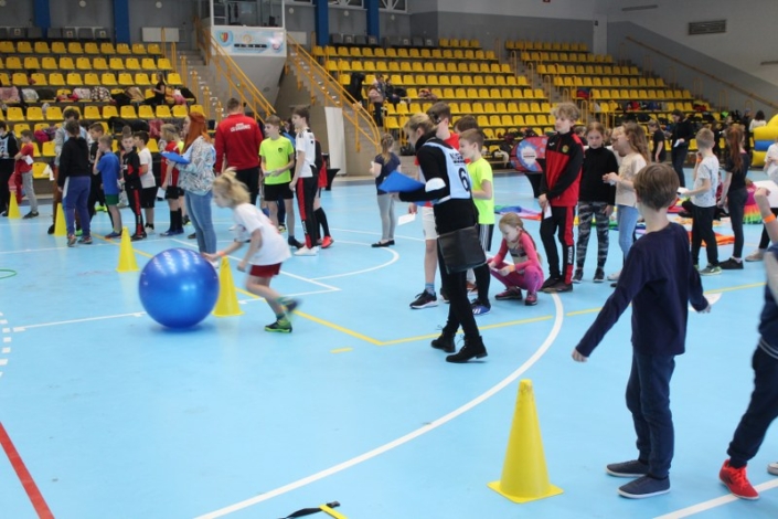 na zdjęciu konkurencje sportowe dla dzieci w hali sportowej