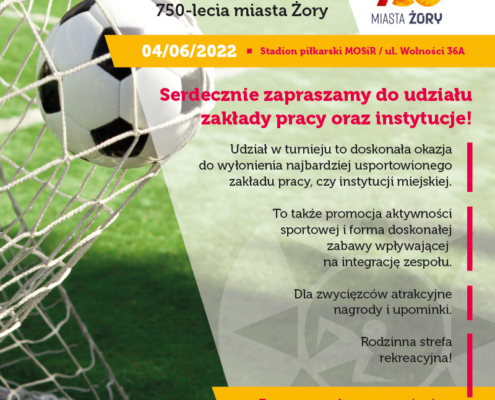 na plakacie informacje o turnieju piłki nożnej, w tle zdjęcie piłki w bramce na murawie