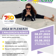 na plakacie informacje o zajęciach z jogi, na zdjęciu instruktorka na plaży w szpagacie