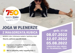 na plakacie informacje o zajęciach z jogi, na zdjęciu instruktorka na plaży w szpagacie