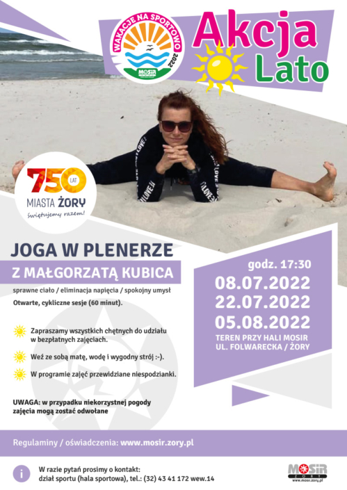 na plakacie informacje o zajęciach z jogi, na zdjęciu instruktorka na plaży w szpagacie