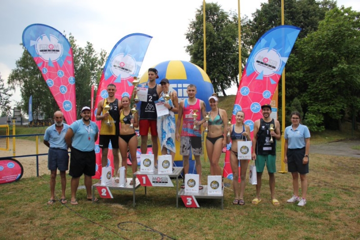 na zdjęciu zawodnicy turnieju siatkówki na podium