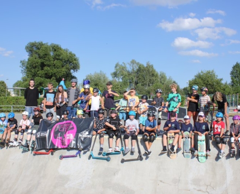 na zdjęciu grupowym uczestnicy zajęć Extreme City na skateparku