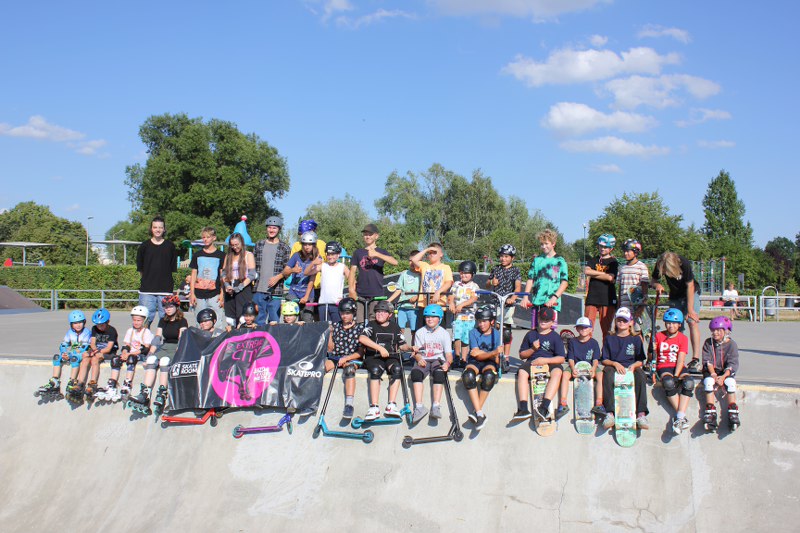na zdjęciu grupowym uczestnicy zajęć Extreme City na skateparku