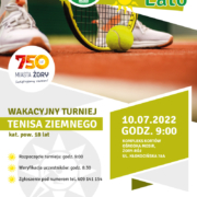 na plakacie informacje o turnieju tenisa ziemnego, na zdjęciu kort tenisowy i buty oraz rakieta z piłeczką