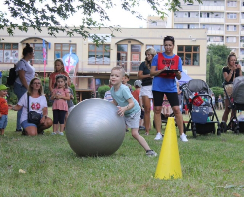 na zdjęciu konkurencja z piłką na trawie dla dzieci