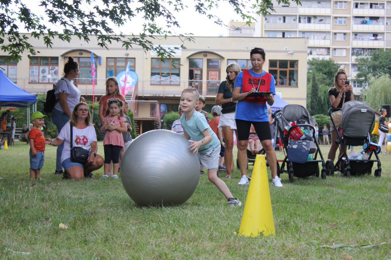 na zdjęciu konkurencja z piłką na trawie dla dzieci