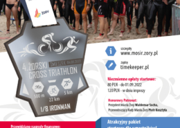 na plakacie duże zdjęcie zawodników triathlonu na Śmieszku, z boku wizualizacja srebrnego medalu, informacje o wydarzeniu i loga