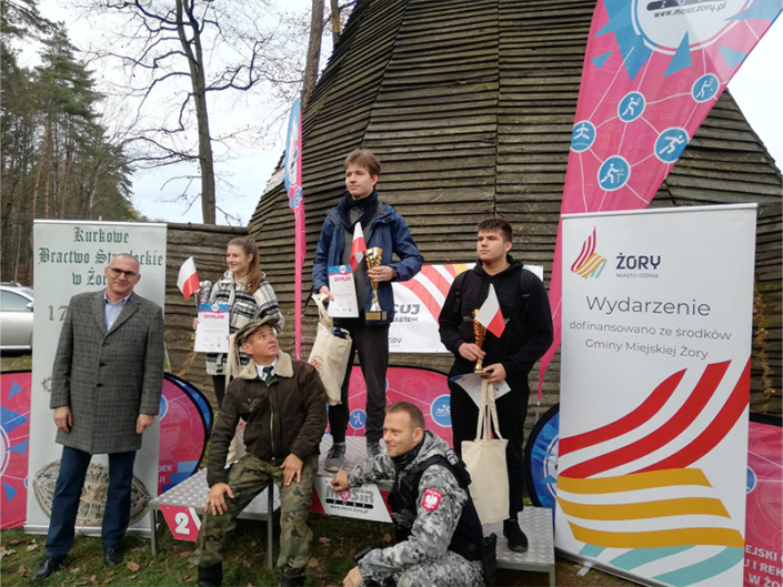 na zdjęciu wręczenie nagród na podium na strzelnicy Dębina