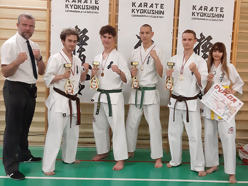 na zdjęciu grupa karateków klubu Shogun w hali sportowej