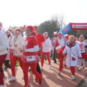 na zdjęciu grupa biegaczy startująca w biegu w barwach biało-czerwonych
