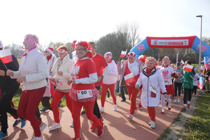 na zdjęciu grupa biegaczy startująca w biegu w barwach biało-czerwonych