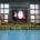 na zdjęciu grupowym w hali sportowej reprezentacje przedszkoli żorskich pod telebimem i konfetti