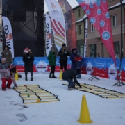 na zdjęciu konkurencje sportowe na rynku w Żorach zimą