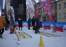na zdjęciu konkurencje sportowe na rynku w Żorach zimą