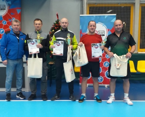 na zdjęciu zwycięzcy otwartego turnieju tenisa stołowego z nagrodami w hali sportowej