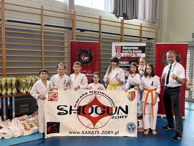 na zdjęciu grupowym zawodnicy klubu karate