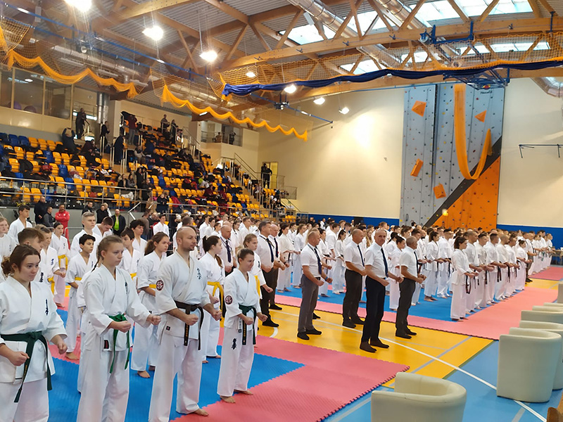 na zdjęciu zawody karate w hali sportowej