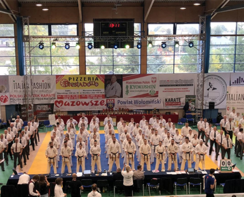 na zdjęciu zawodnicy karate w hali sportowej przed turniejem