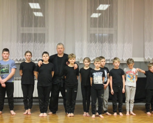 na zdjęciu grupowym uczestnicy zajęć karate
