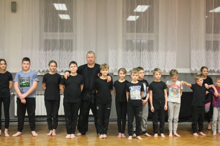 na zdjęciu grupowym uczestnicy zajęć karate