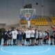 na zdjęciu grupowym uczestnicy turnieju koszykówki w hali sportowej