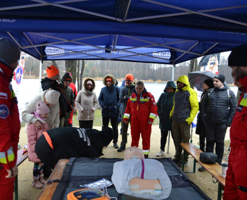 na zdjęciu grupa uczestników warsztatów pierwszej pomocy pod namiotem na Śmieszku