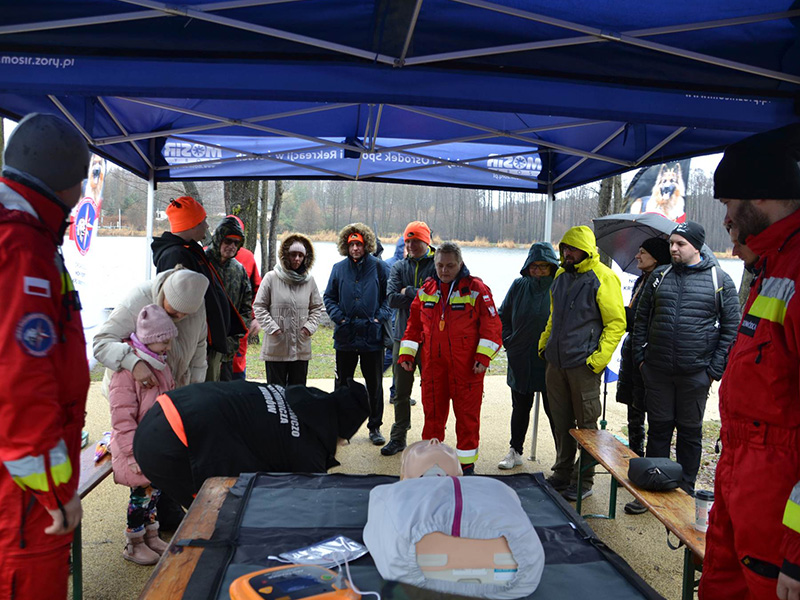 na zdjęciu grupa uczestników warsztatów pierwszej pomocy pod namiotem na Śmieszku