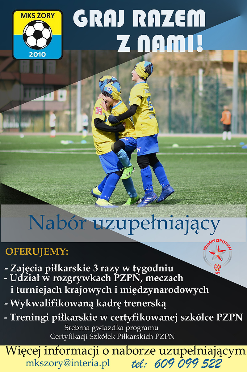 na plakacie informacje o naborze do szkółki piłkarskiej i zdjęcie trzech piłkarzy na boisku
